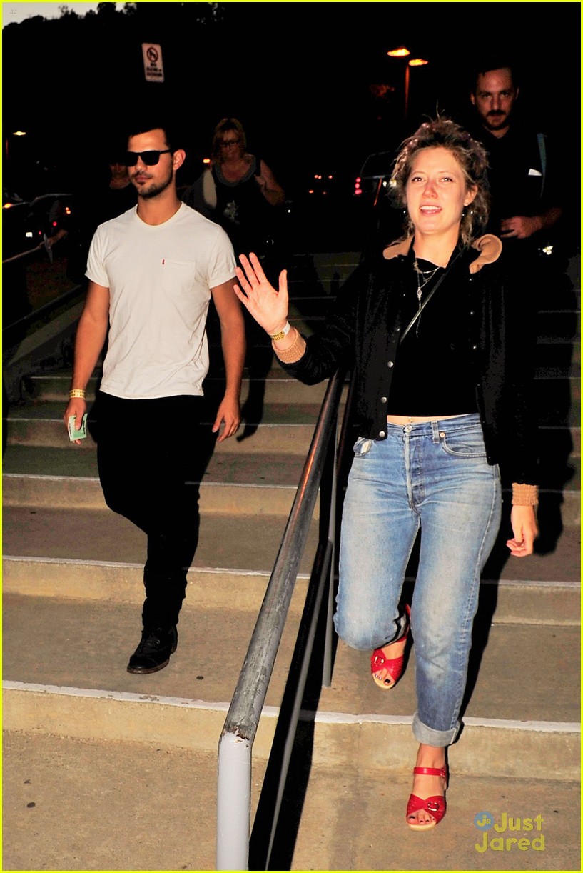 taylor lautner dinner out friends hollywood 08