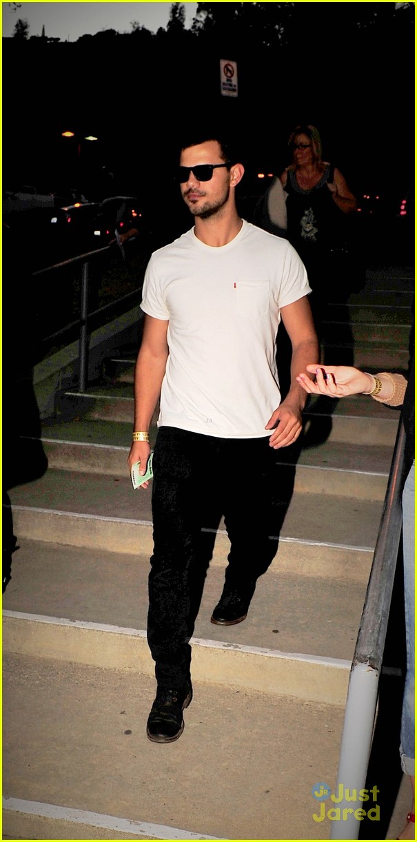 taylor lautner dinner out friends hollywood 09