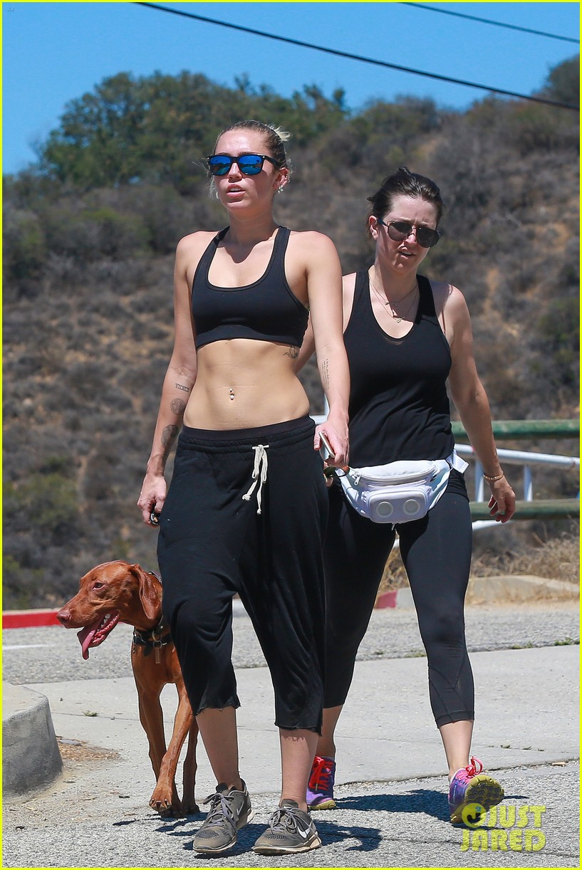 miley cyrus toned abs on hike 14