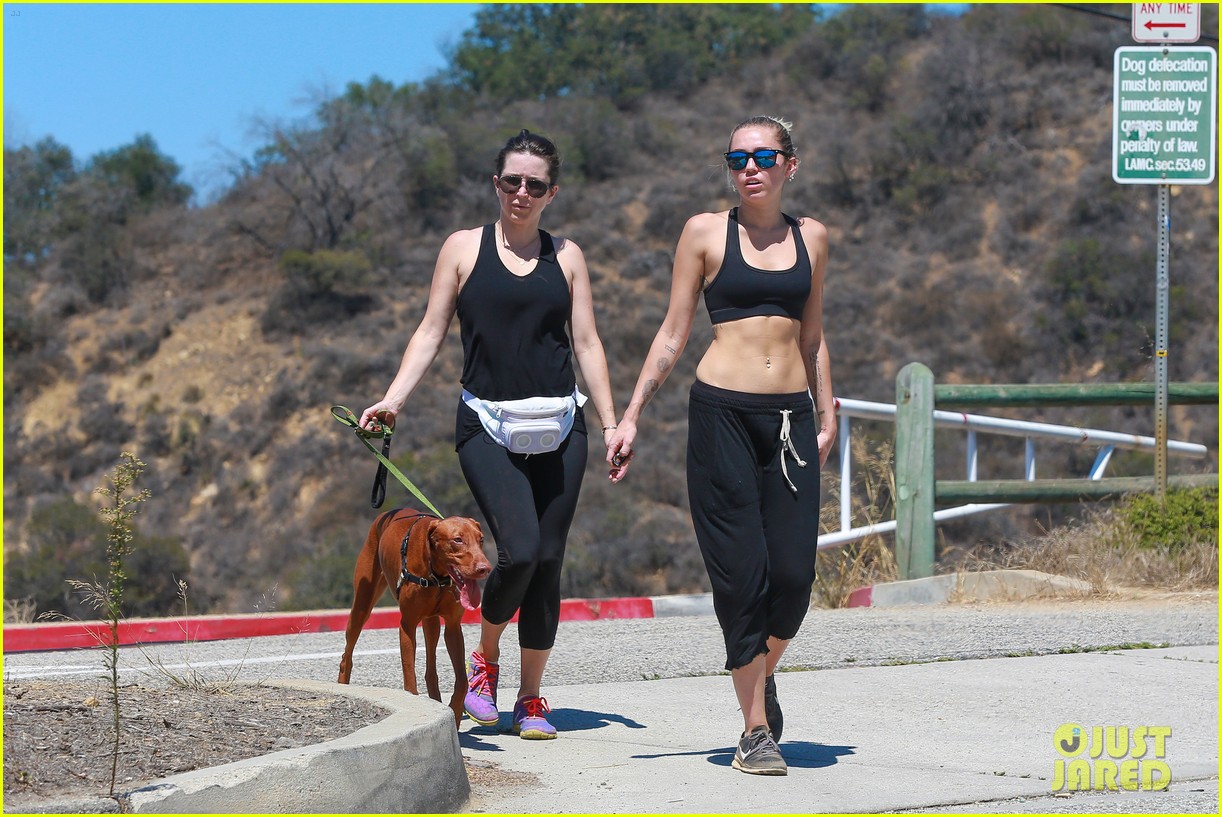 miley cyrus toned abs on hike 18