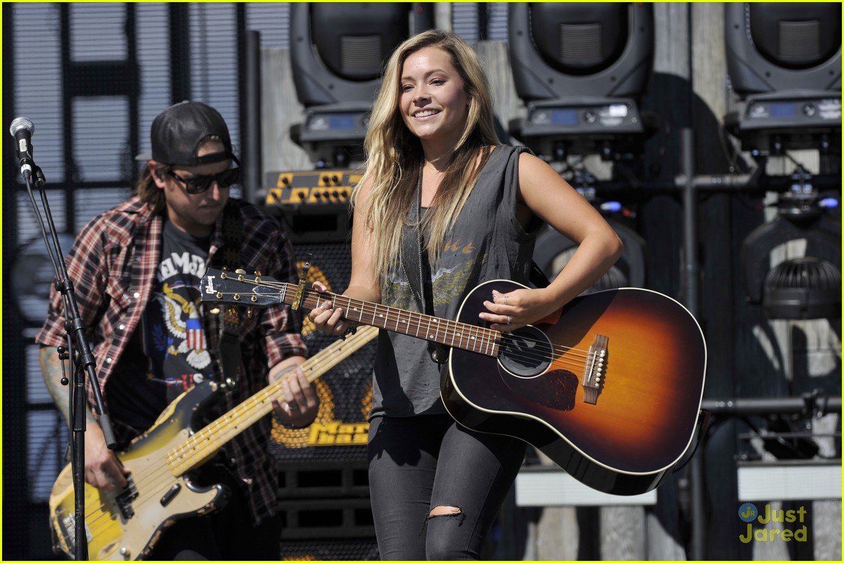 maddie tae boots hearts festival fishing comp 06