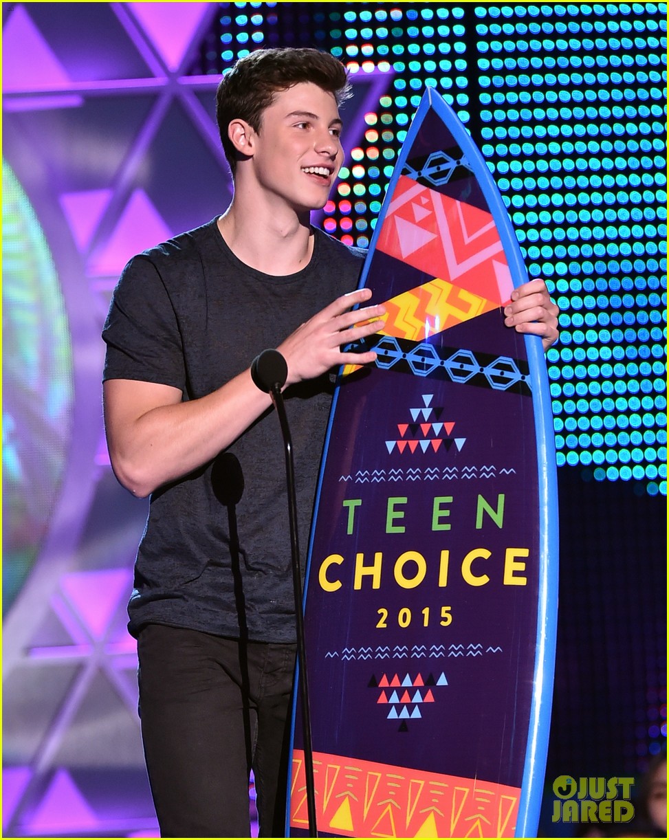 shawn mendes wins 2015 teen choice awards 04