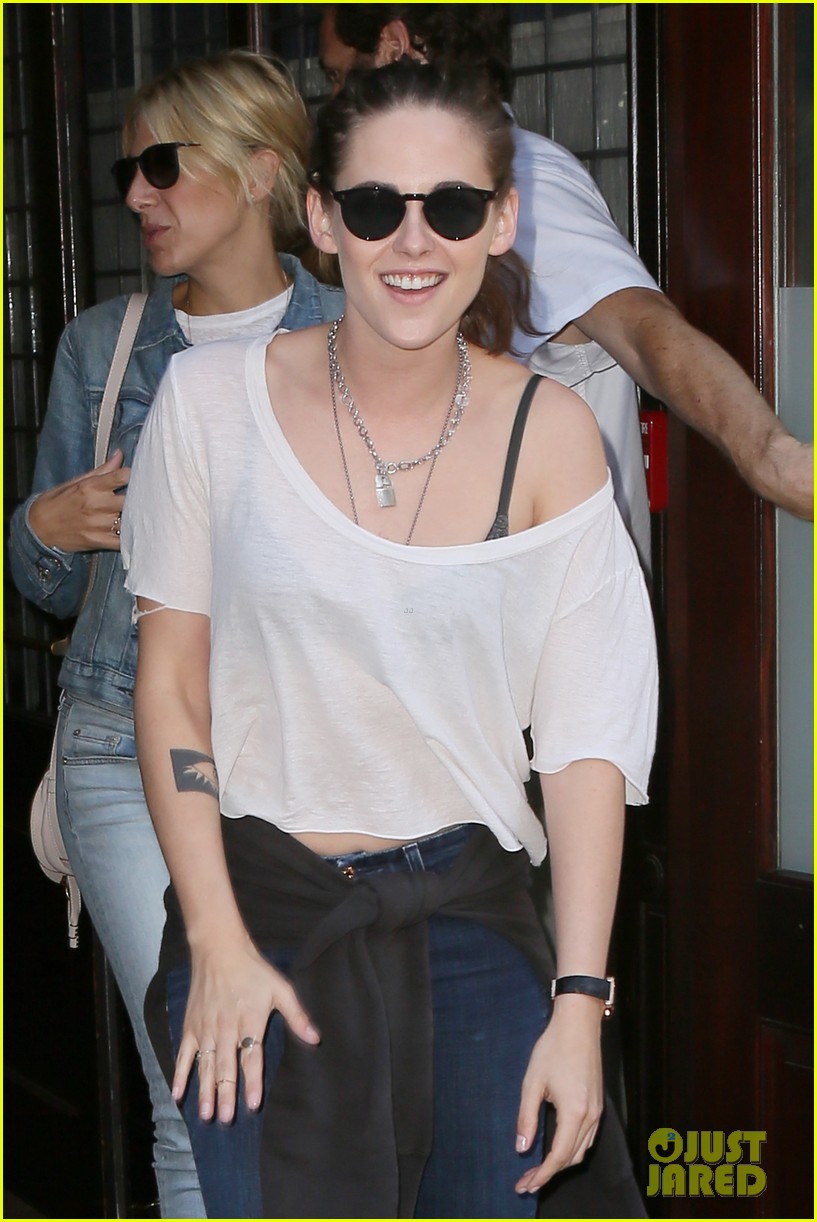 kristen stewart cant stop smiling in nyc 04