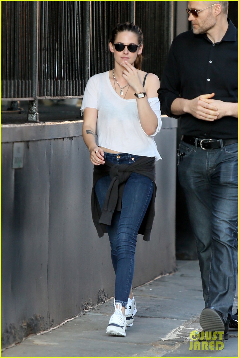 kristen stewart cant stop smiling in nyc 28