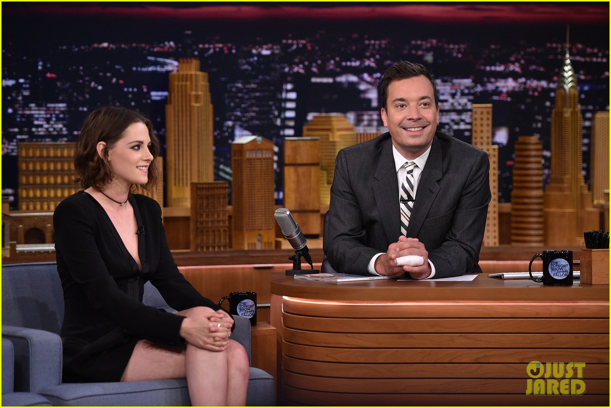 kristen stewart cant stop smiling on the tonight show 06