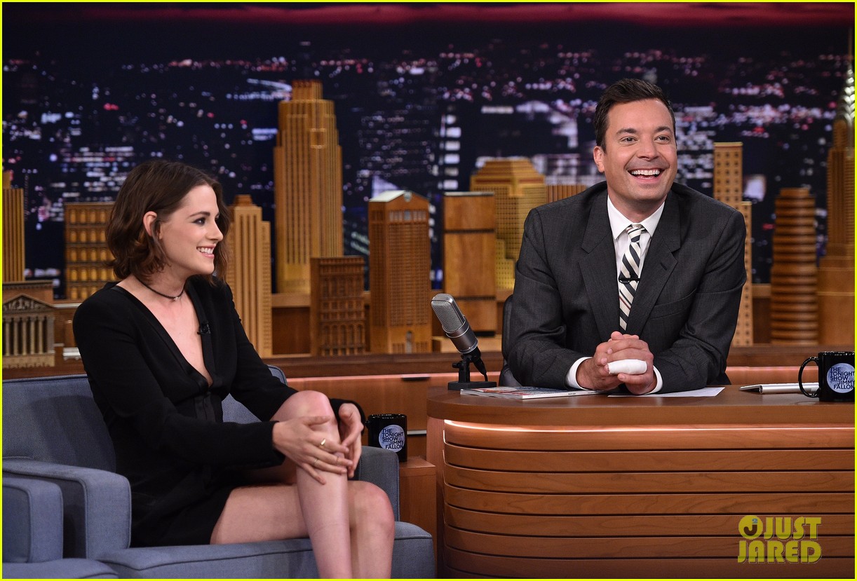 kristen stewart cant stop smiling on the tonight show 07