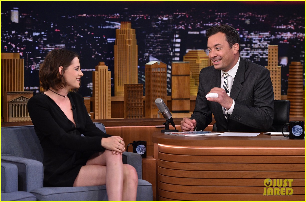 kristen stewart cant stop smiling on the tonight show 10