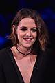 kristen stewart cant stop smiling on the tonight show 02