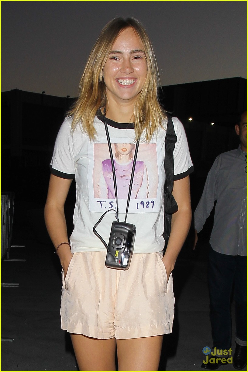 suki waterhouse let out her inner fangirl at taylor swifts la concert 02