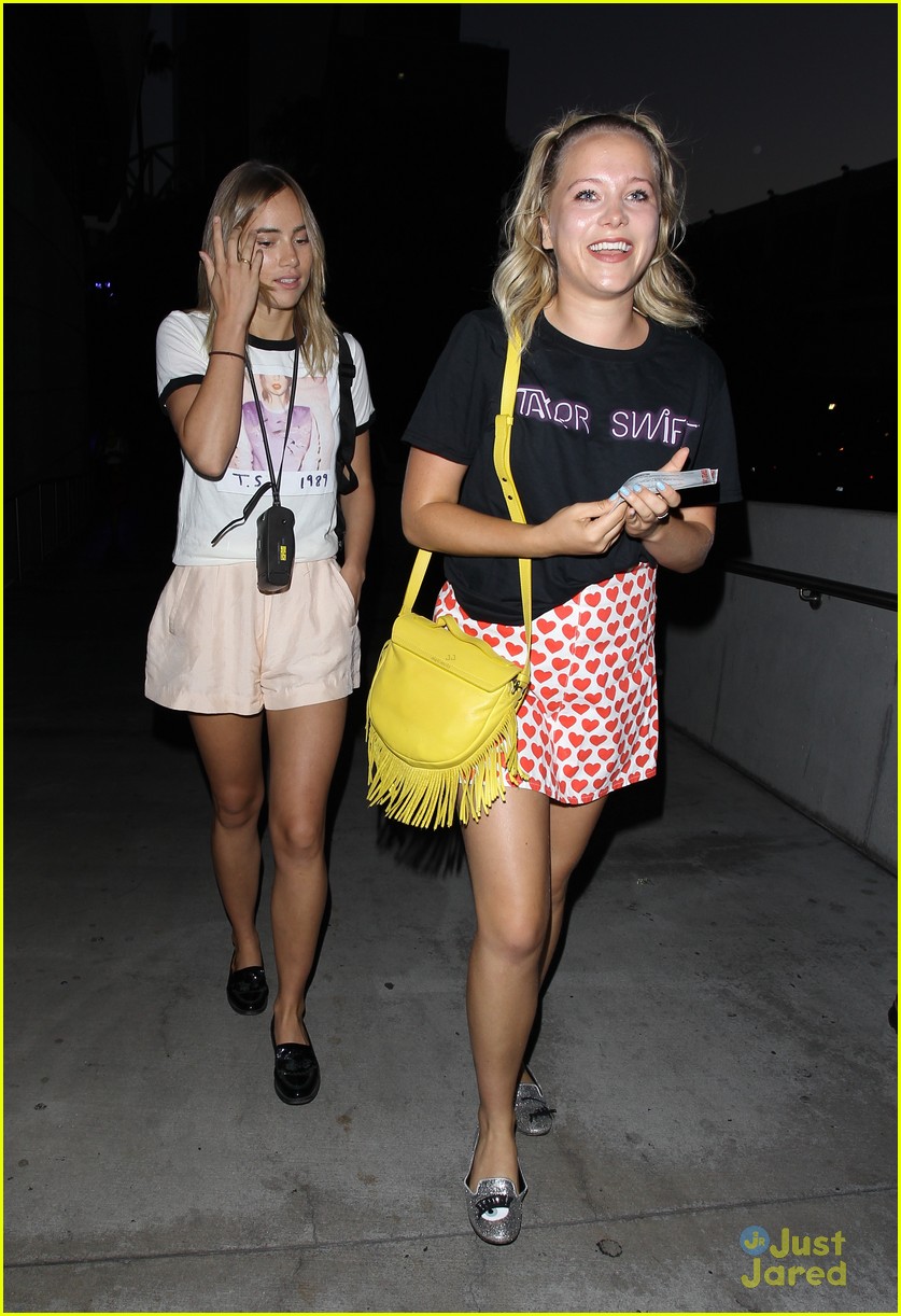suki waterhouse let out her inner fangirl at taylor swifts la concert 03