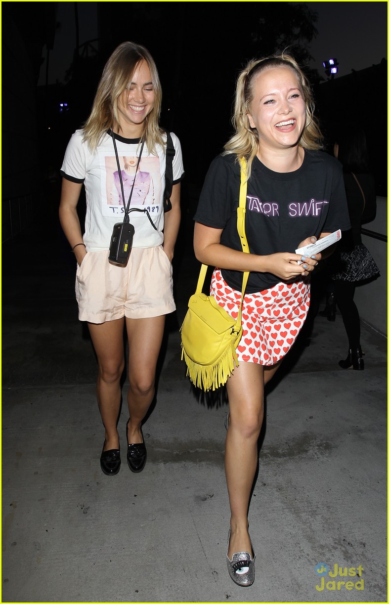suki waterhouse let out her inner fangirl at taylor swifts la concert 12