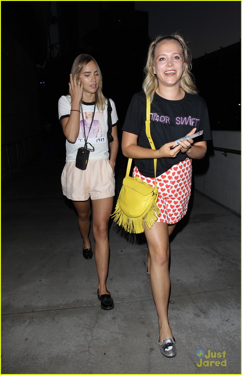 suki waterhouse let out her inner fangirl at taylor swifts la concert 15