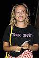 suki waterhouse let out her inner fangirl at taylor swifts la concert 04