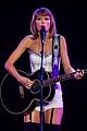 lisa kudrow taylor swift sing smelly cat 05
