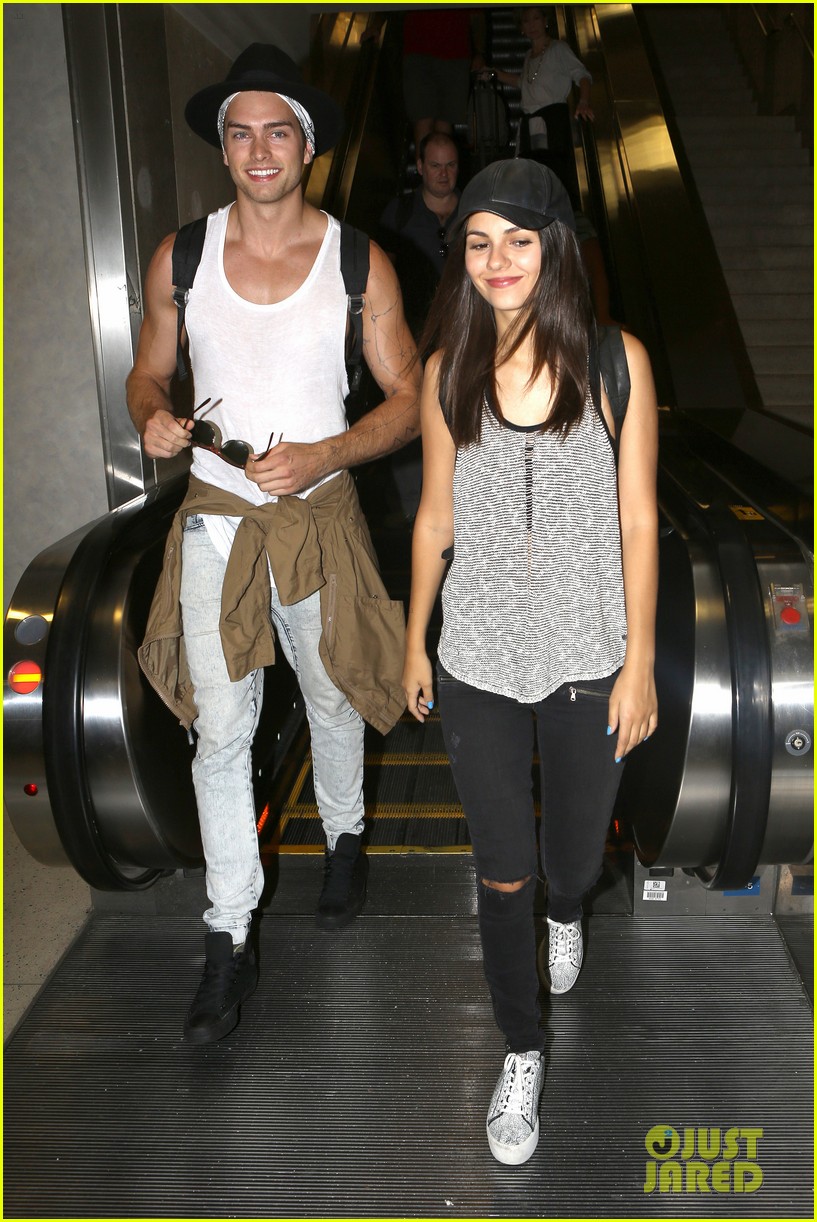 victoria justice pierson fode lax arrival from hawaii 03
