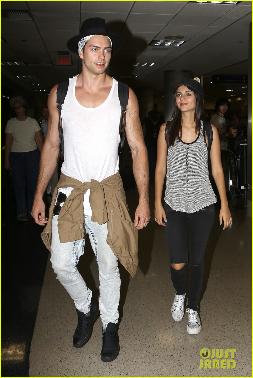 victoria justice pierson fode lax arrival from hawaii 04