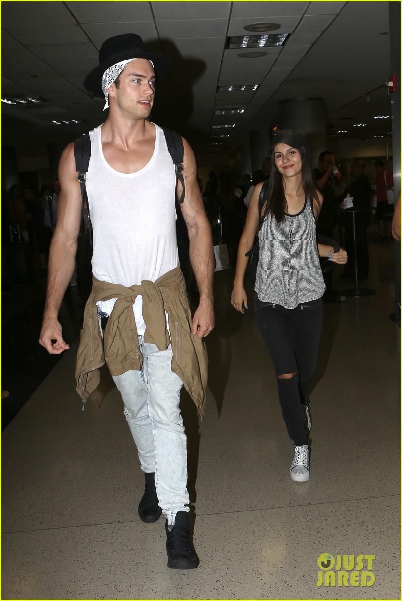 victoria justice pierson fode lax arrival from hawaii 10