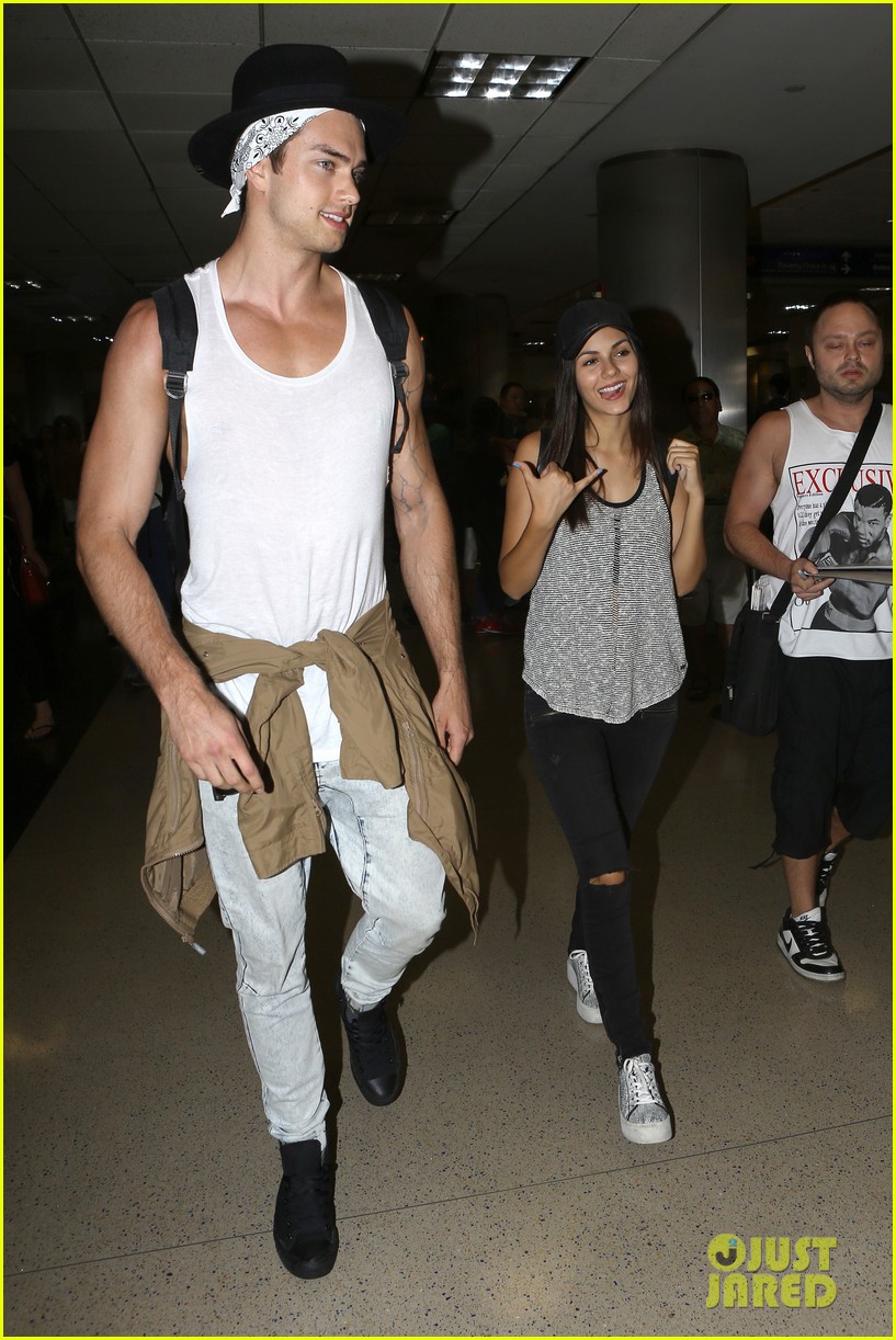 victoria justice pierson fode lax arrival from hawaii 15
