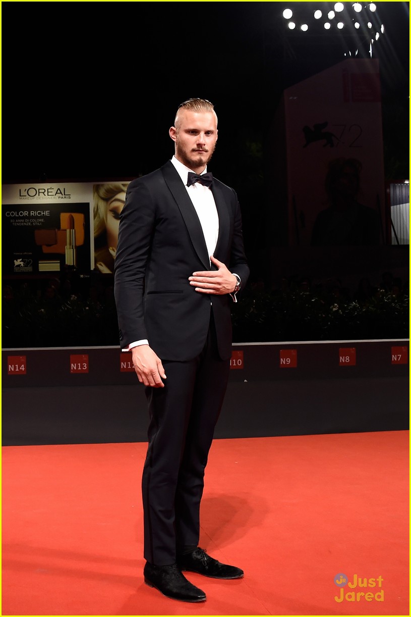 alexander ludwig go with me venice premiere 05