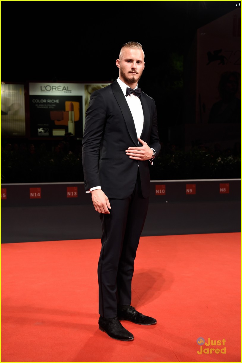 alexander ludwig go with me venice premiere 15