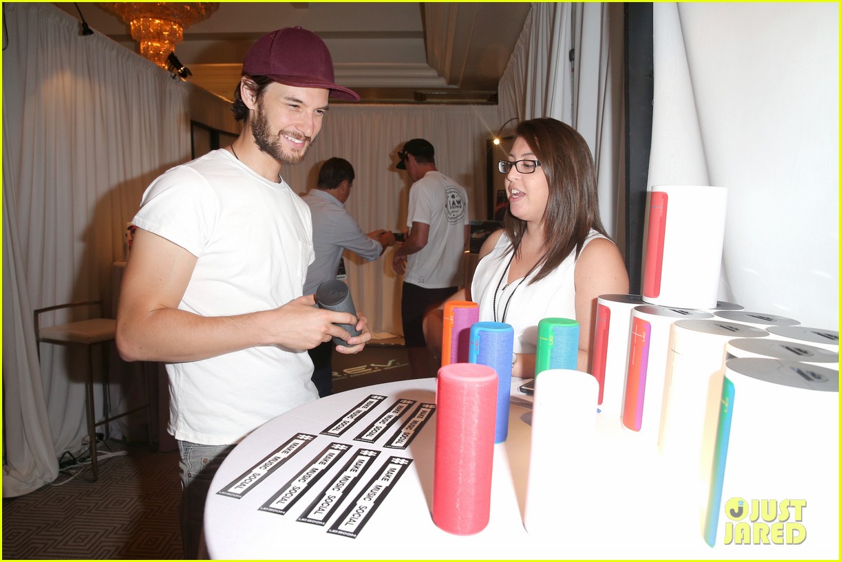 ben barnes gina rodriguez emmys weekend gifting suite 09