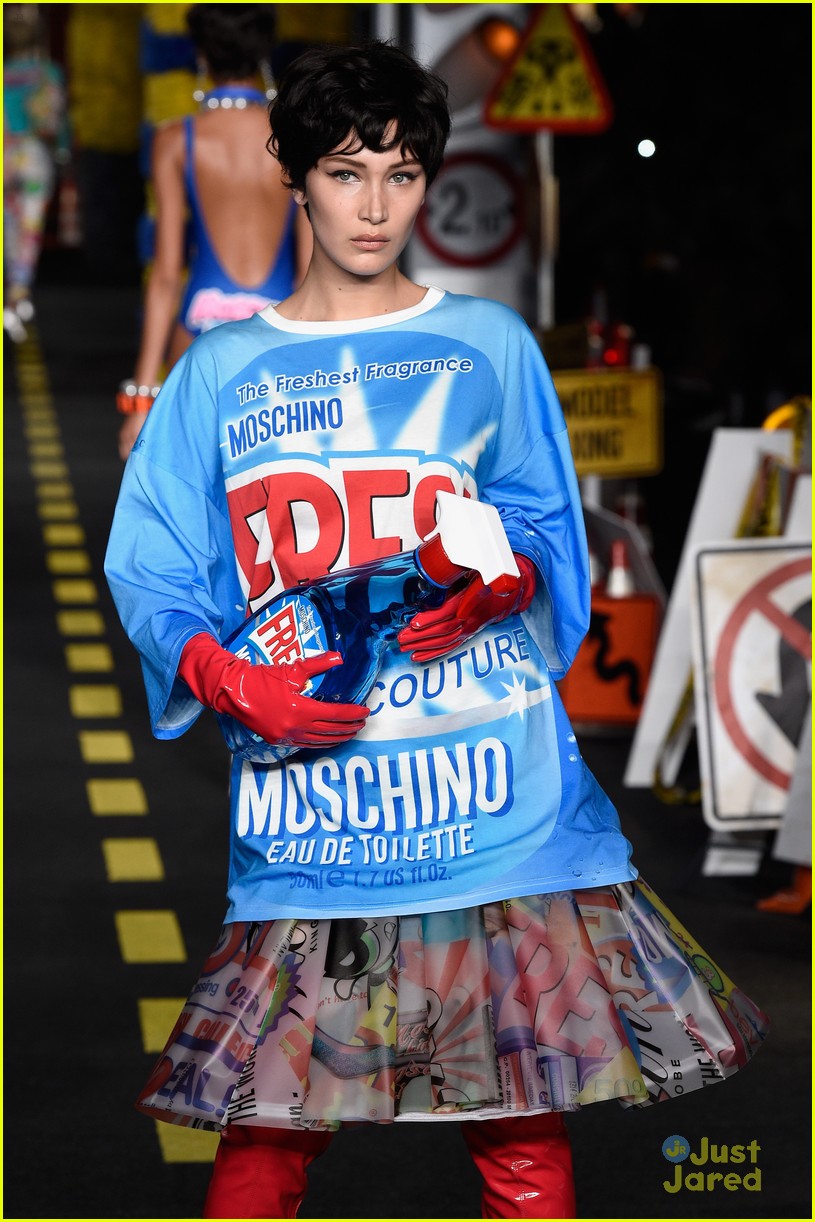 bella hadid windex moschino show milan fashion week 05