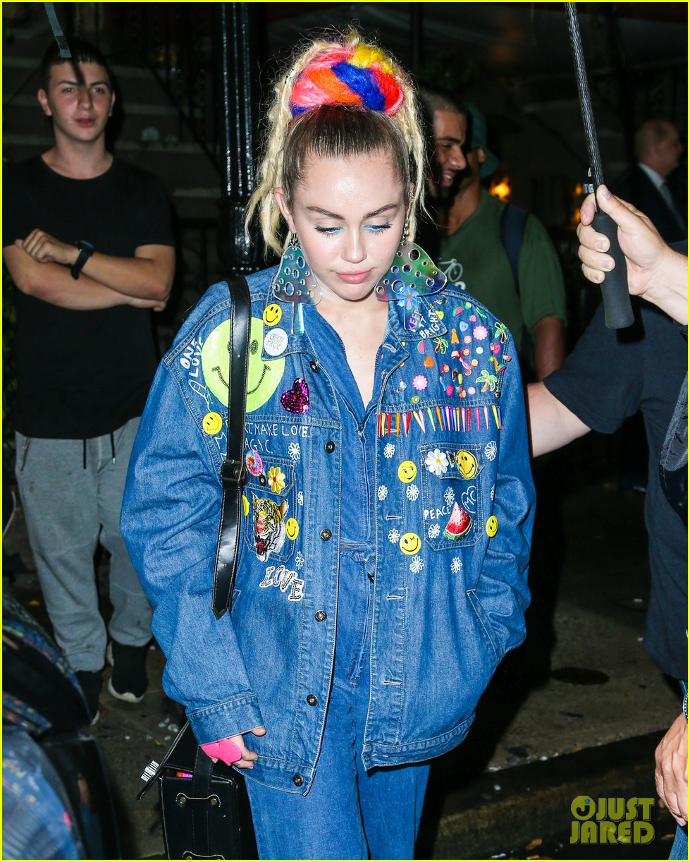 miley cyrus does double denim after snl rehearsal 04
