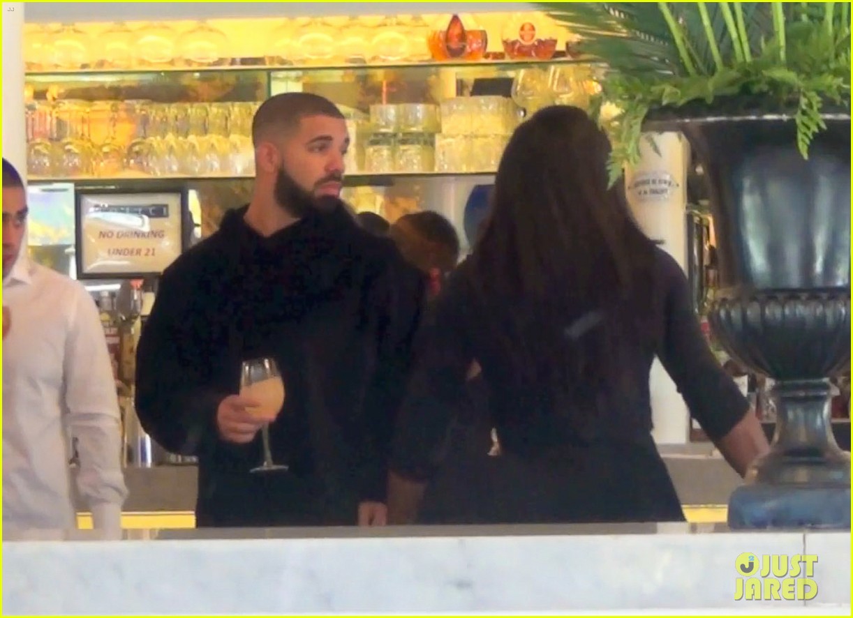drake supports serena williams at her nyfw show 09