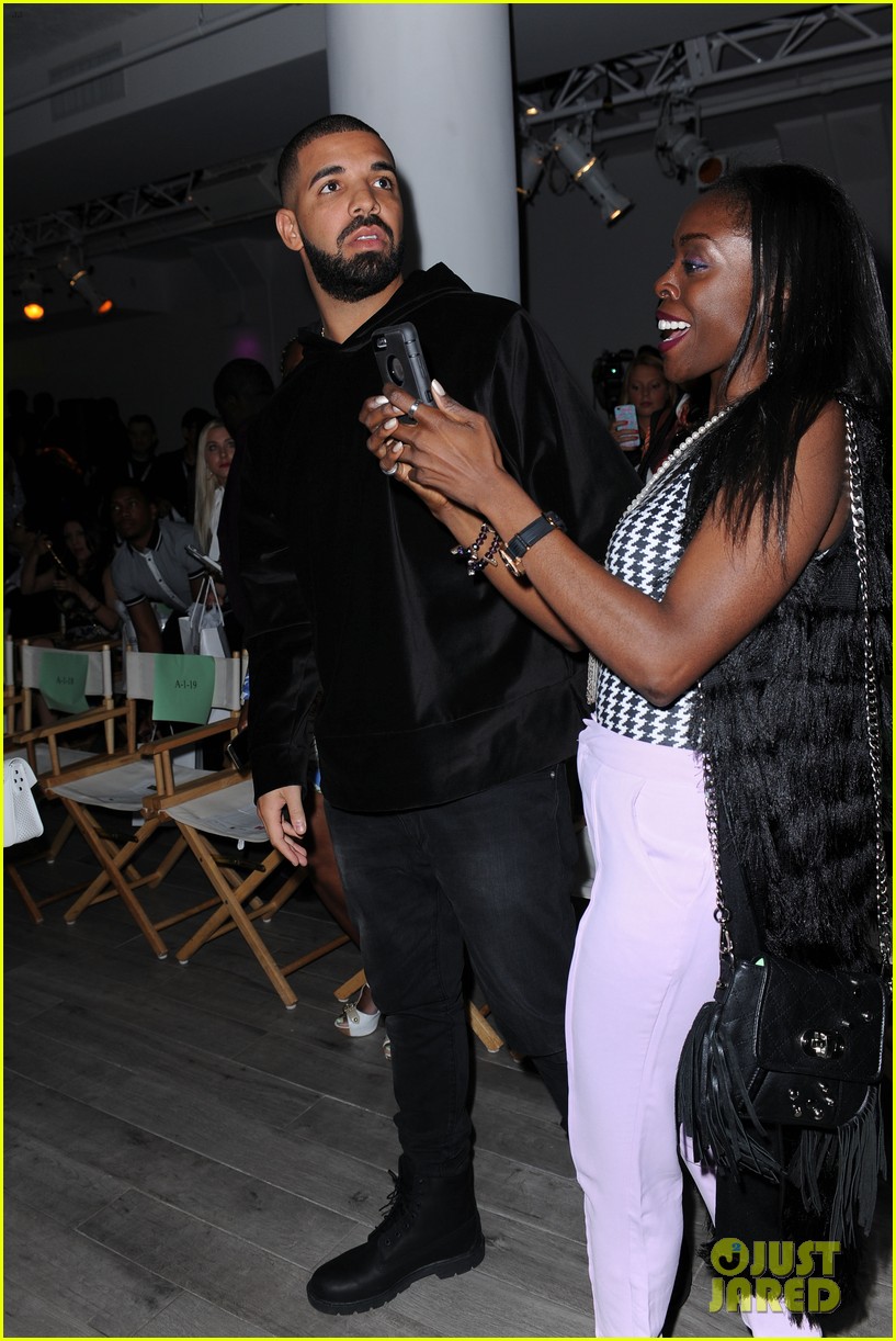 drake supports serena williams at her nyfw show 28