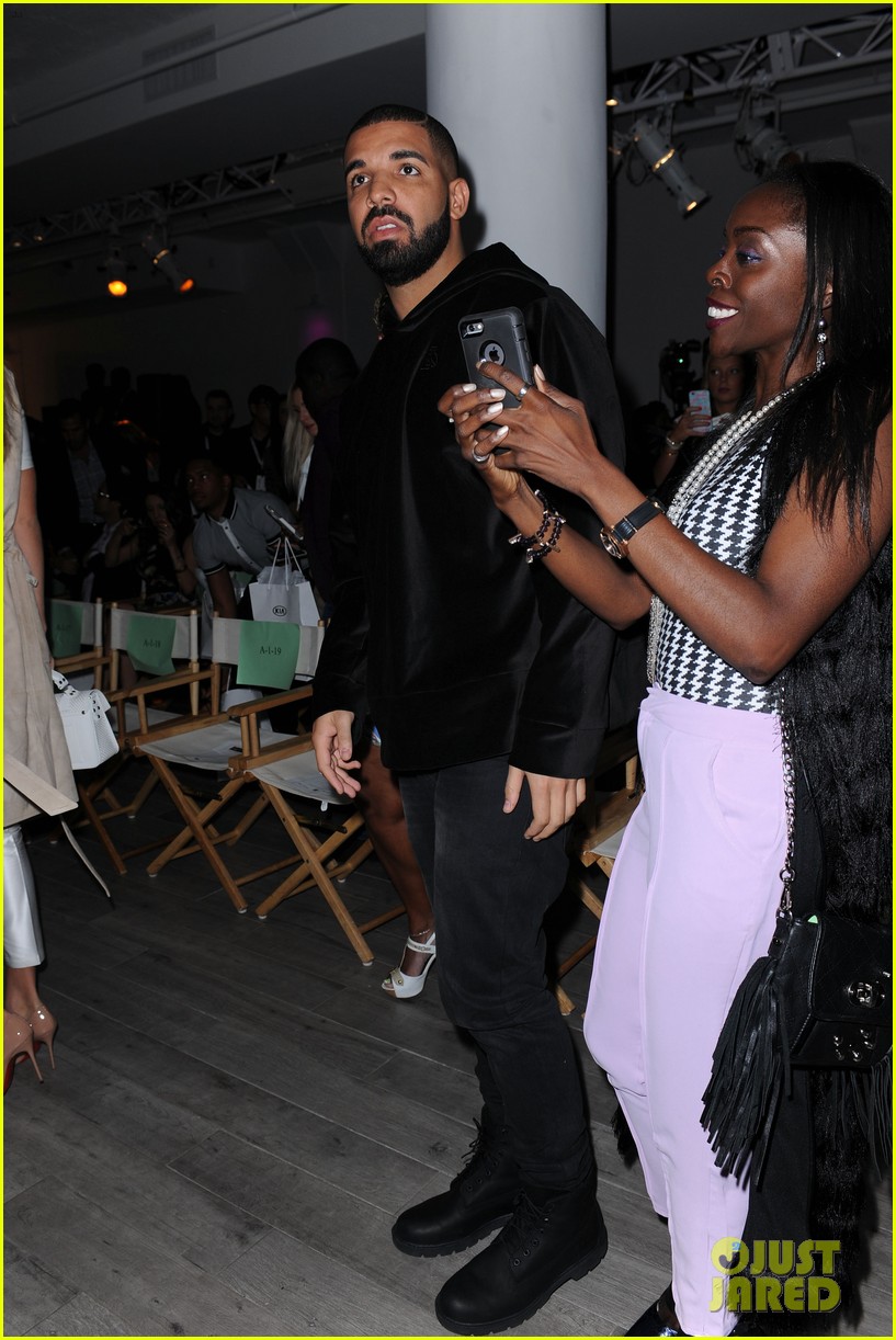 drake supports serena williams at her nyfw show 29