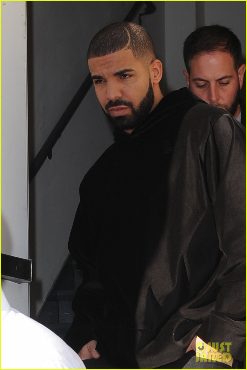 drake supports serena williams at her nyfw show 38