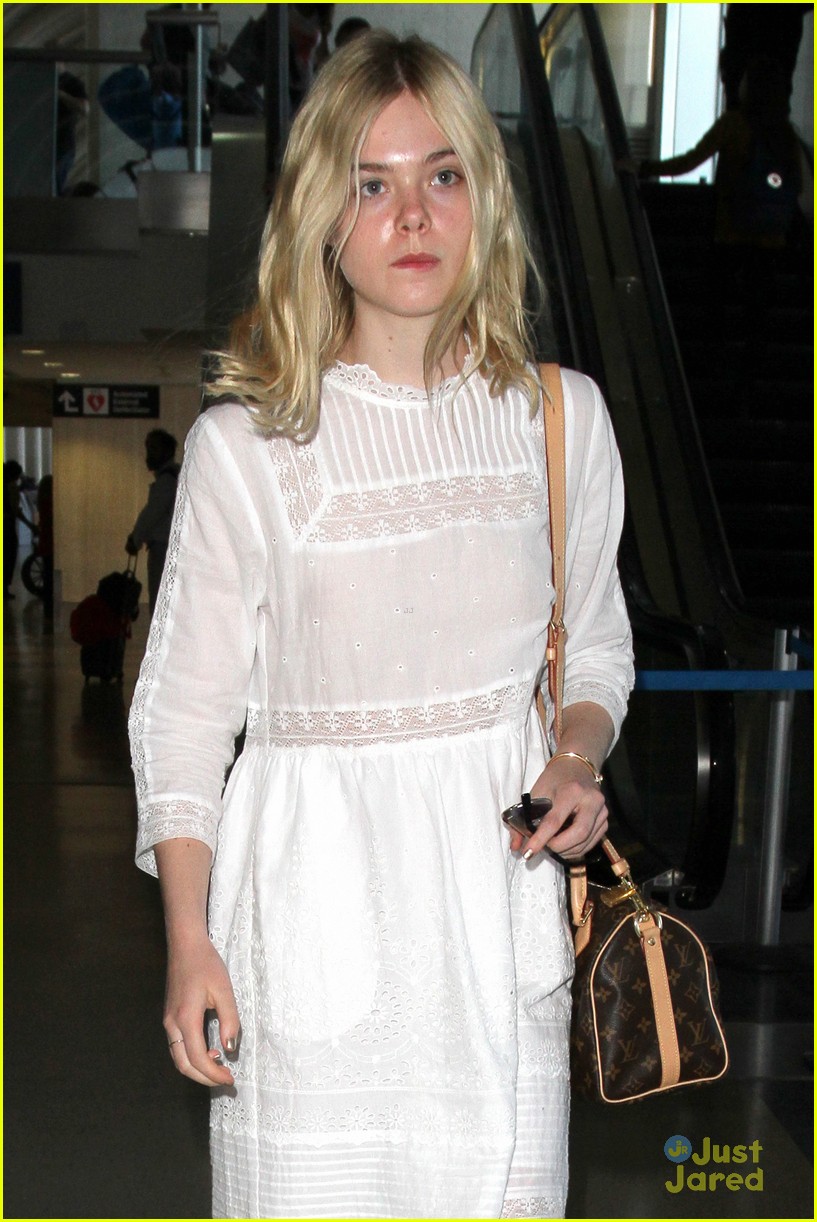 elle fanning lax after short nyc trip 02