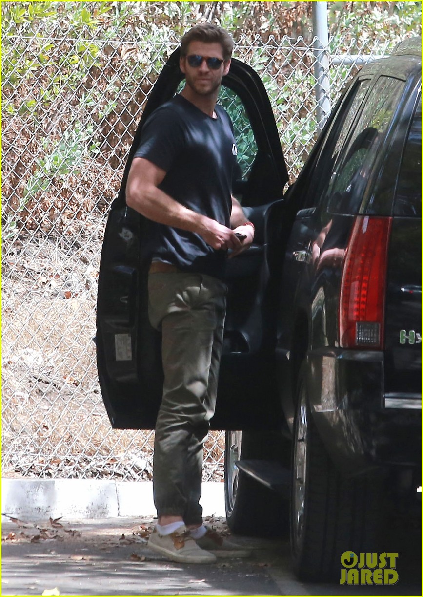 liam hemsworth flexes biceps on set for an upcoming skit 01