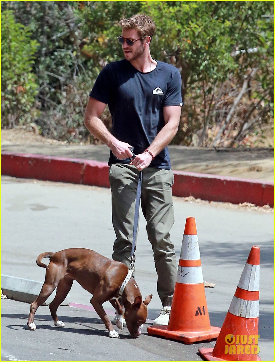liam hemsworth flexes biceps on set for an upcoming skit 02
