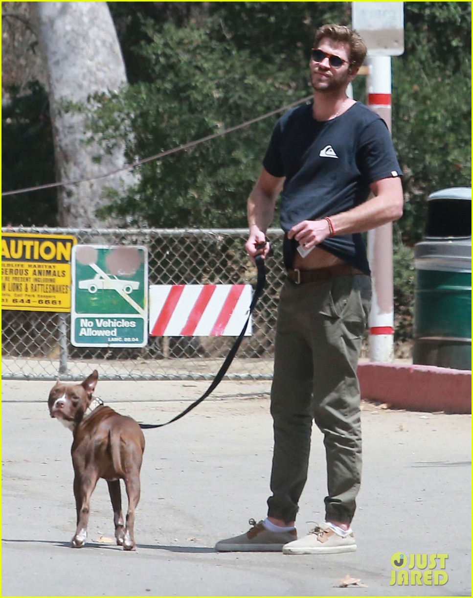 liam hemsworth flexes biceps on set for an upcoming skit 05