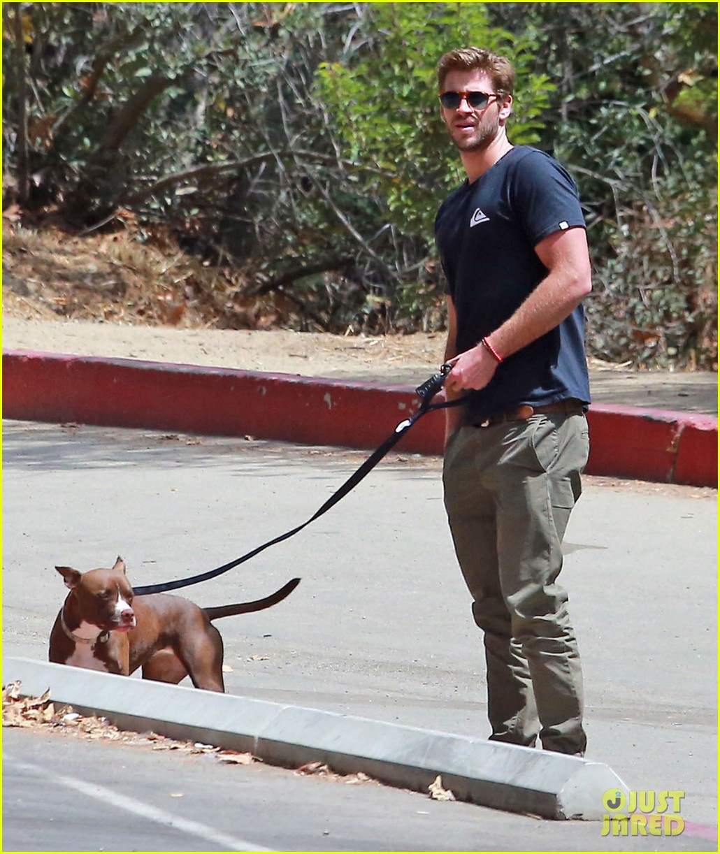 liam hemsworth flexes biceps on set for an upcoming skit 13