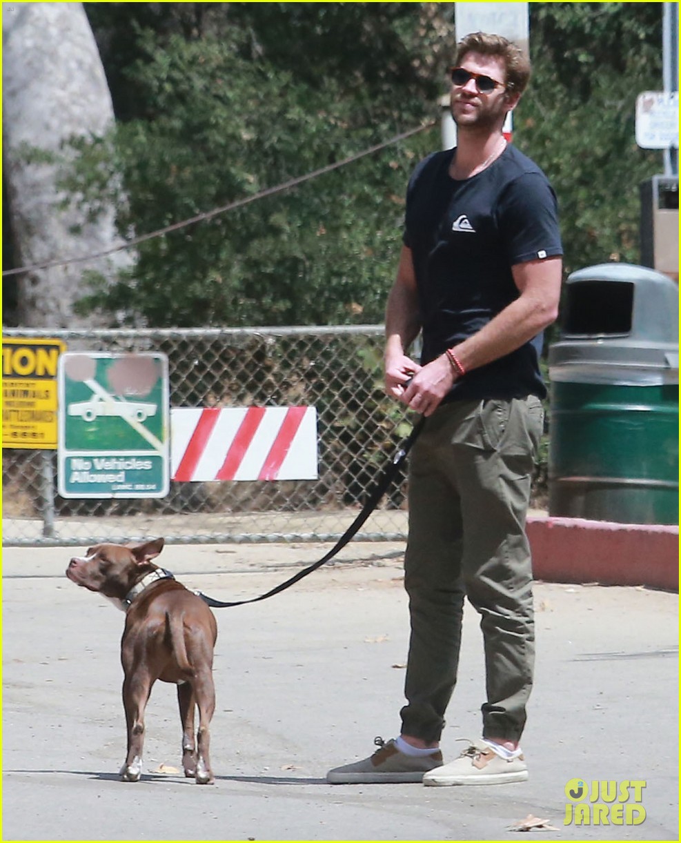 liam hemsworth flexes biceps on set for an upcoming skit 17