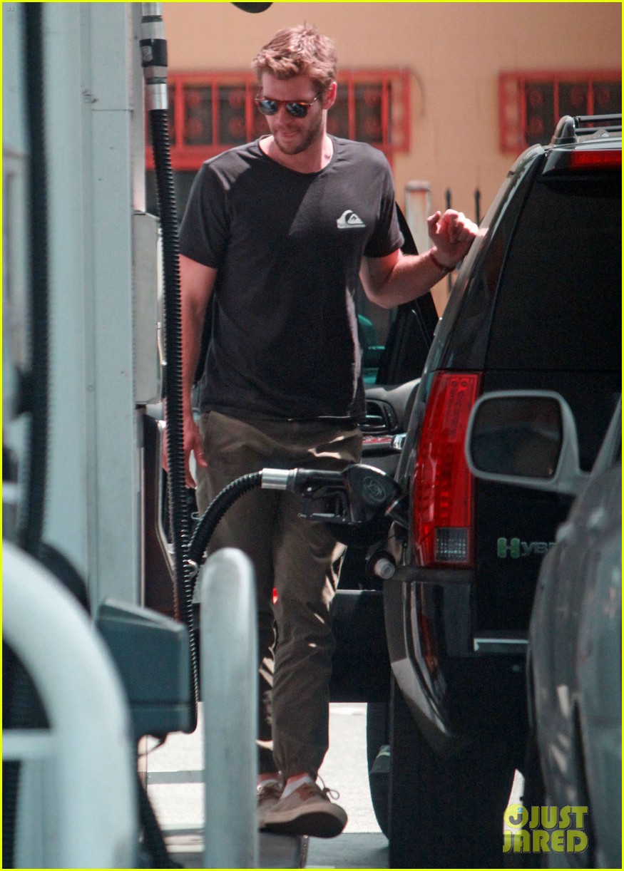 liam hemsworth flexes biceps on set for an upcoming skit 20