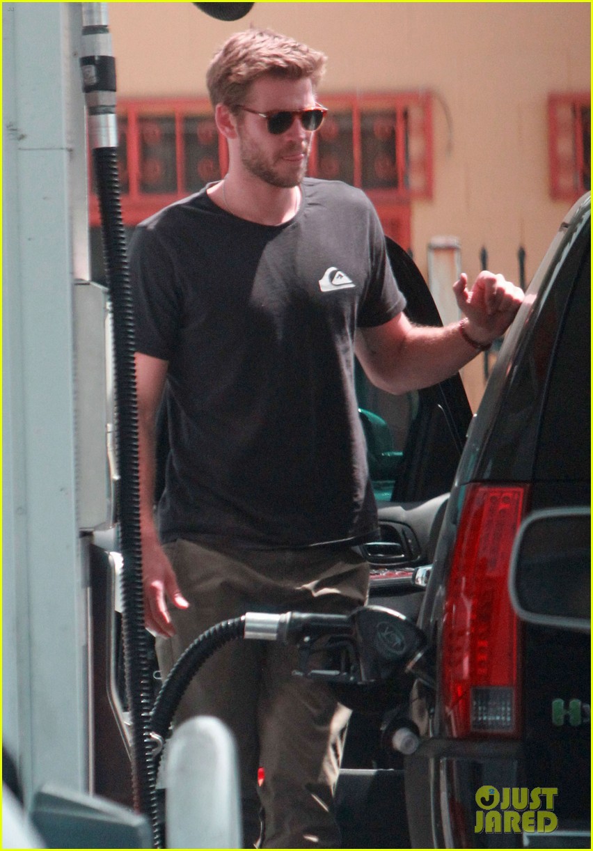liam hemsworth flexes biceps on set for an upcoming skit 21