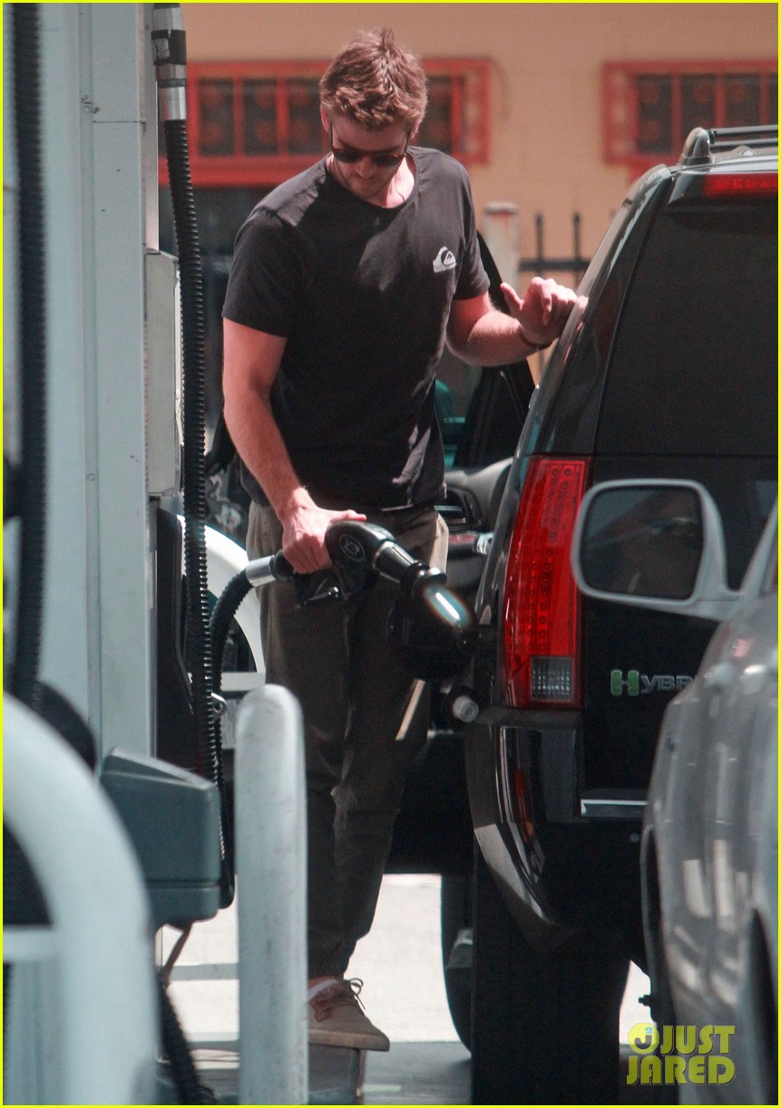 liam hemsworth flexes biceps on set for an upcoming skit 22