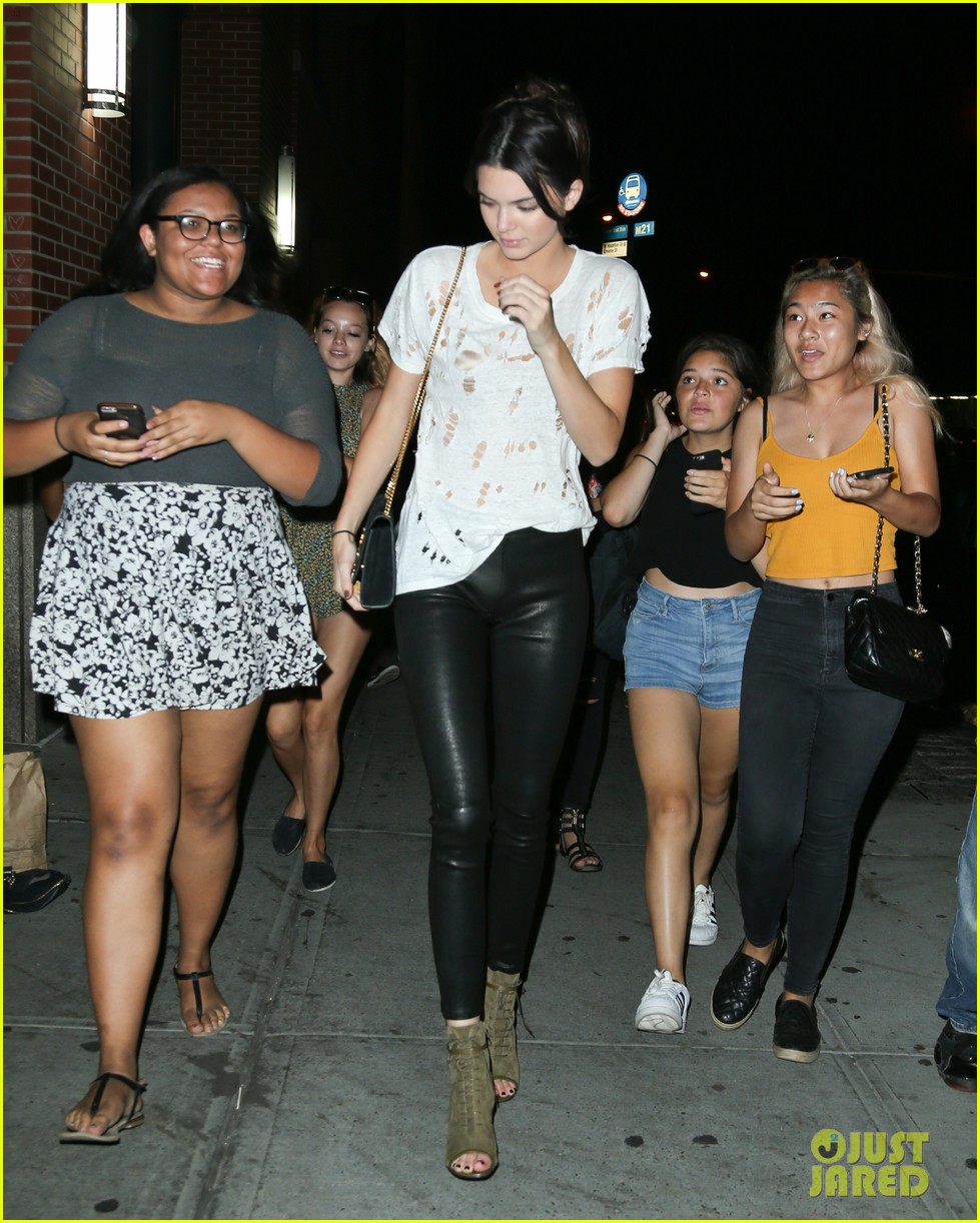 kendall jenner fans follow nyc 15
