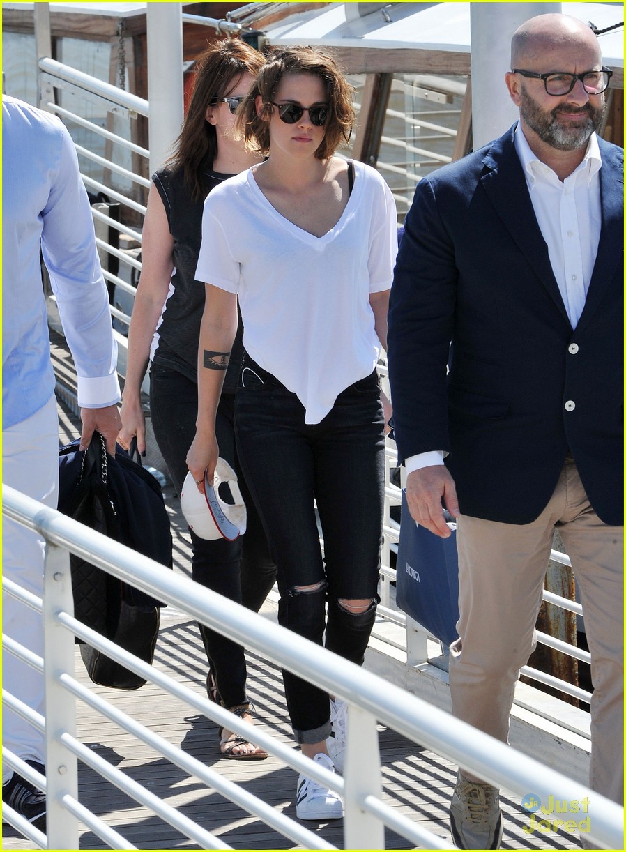 kristen stewart snaps selfies with fans upon leaving venice 01