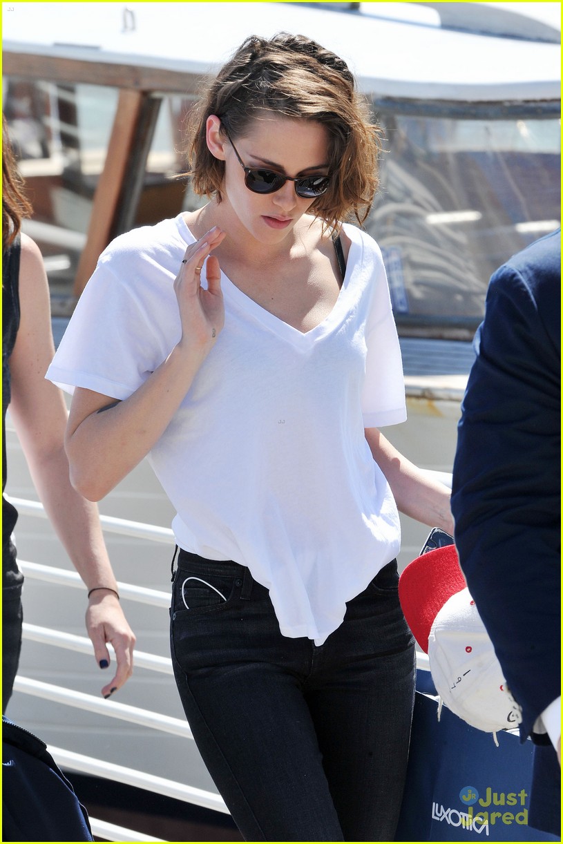 kristen stewart snaps selfies with fans upon leaving venice 02