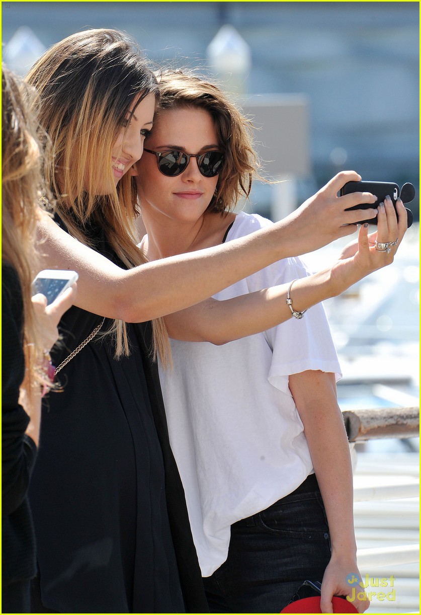 kristen stewart snaps selfies with fans upon leaving venice 04