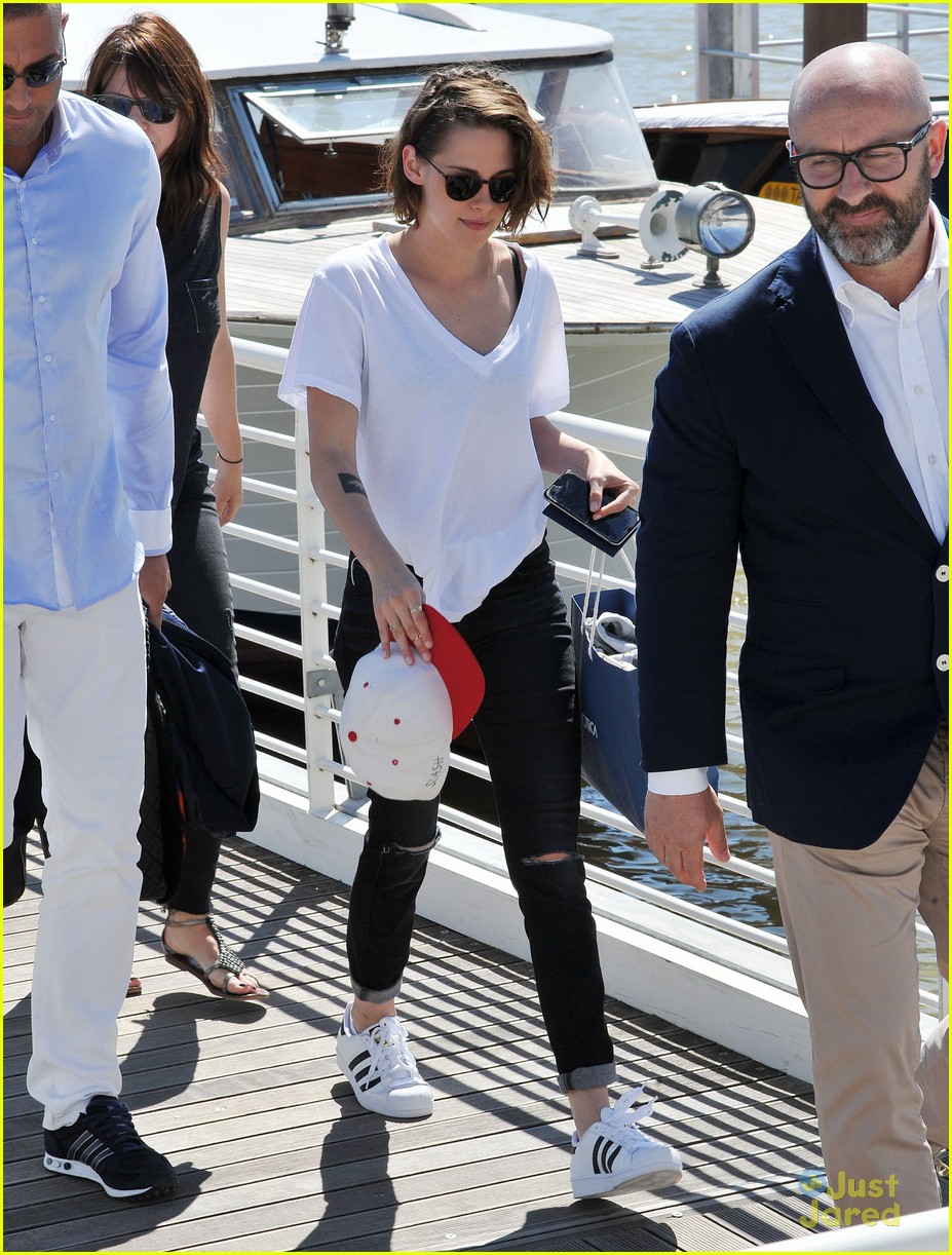 kristen stewart snaps selfies with fans upon leaving venice 05