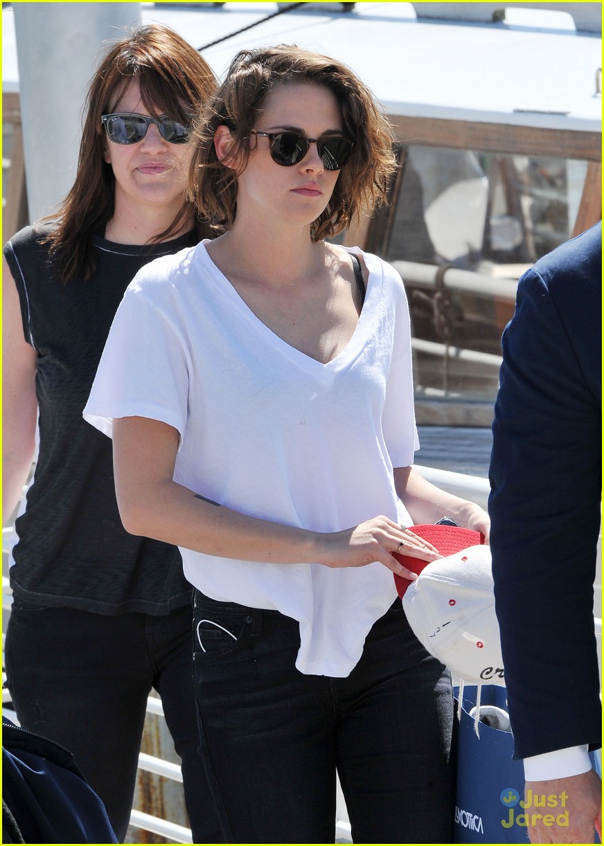 kristen stewart snaps selfies with fans upon leaving venice 06