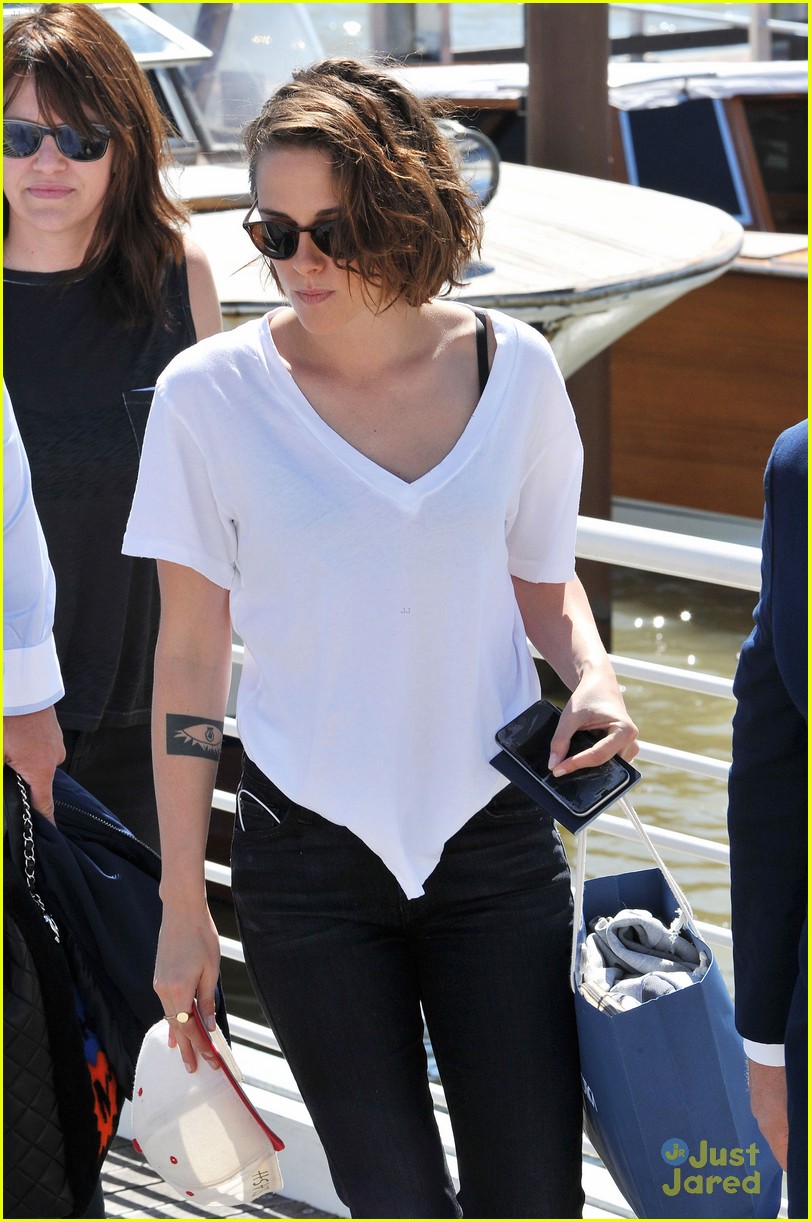 kristen stewart snaps selfies with fans upon leaving venice 09