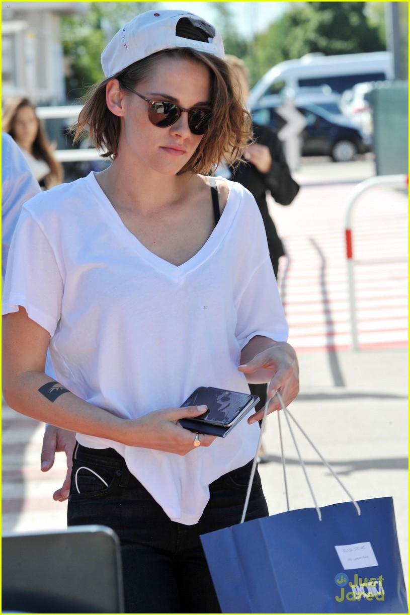 kristen stewart snaps selfies with fans upon leaving venice 12