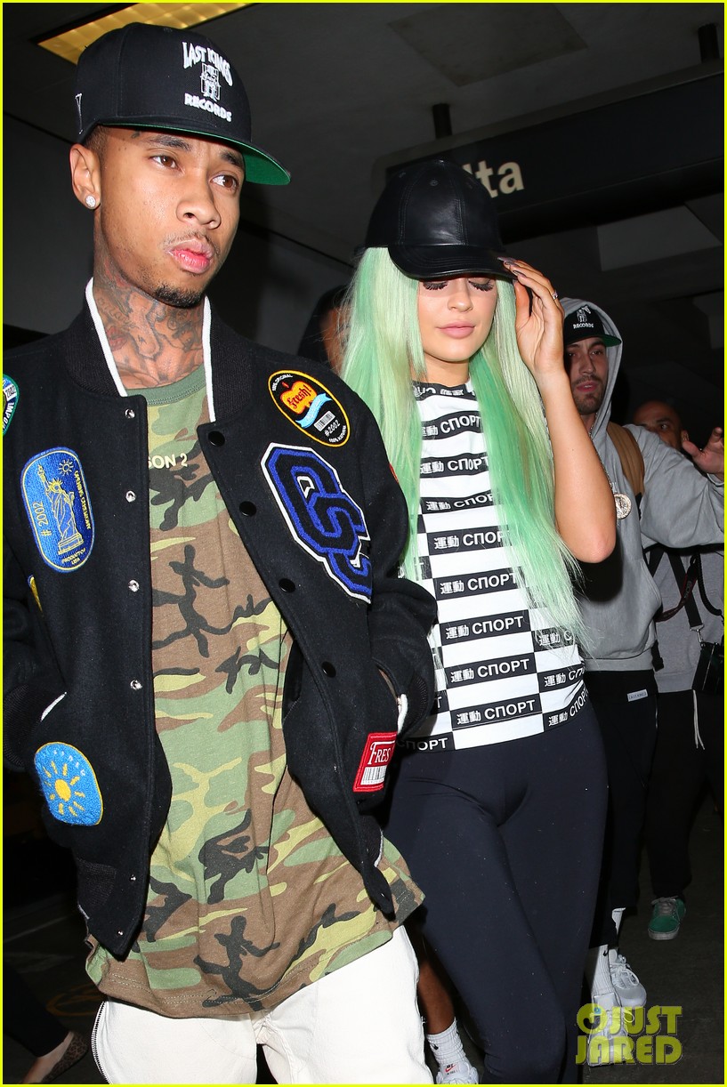 kylie jenner tyga arrive back in los angeles 08
