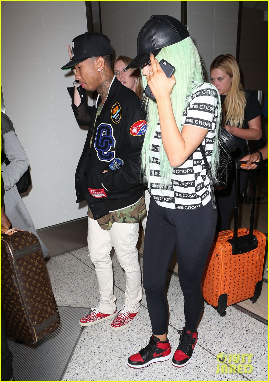 kylie jenner tyga arrive back in los angeles 11
